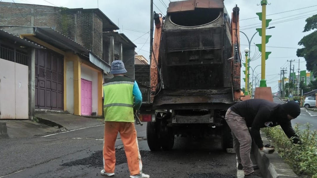 Pastikan Keamanan Masyarakat, Pemkot Parepare Pemeliharaan Rutin Jalan Jenderal Sudirman 